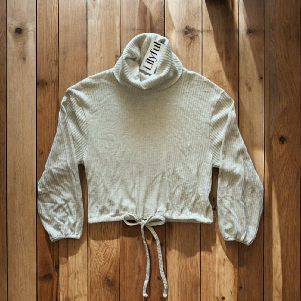 Lilyful Cropped Turtleneck Long sleeve Top NWT Size M - Picture 3 of 8